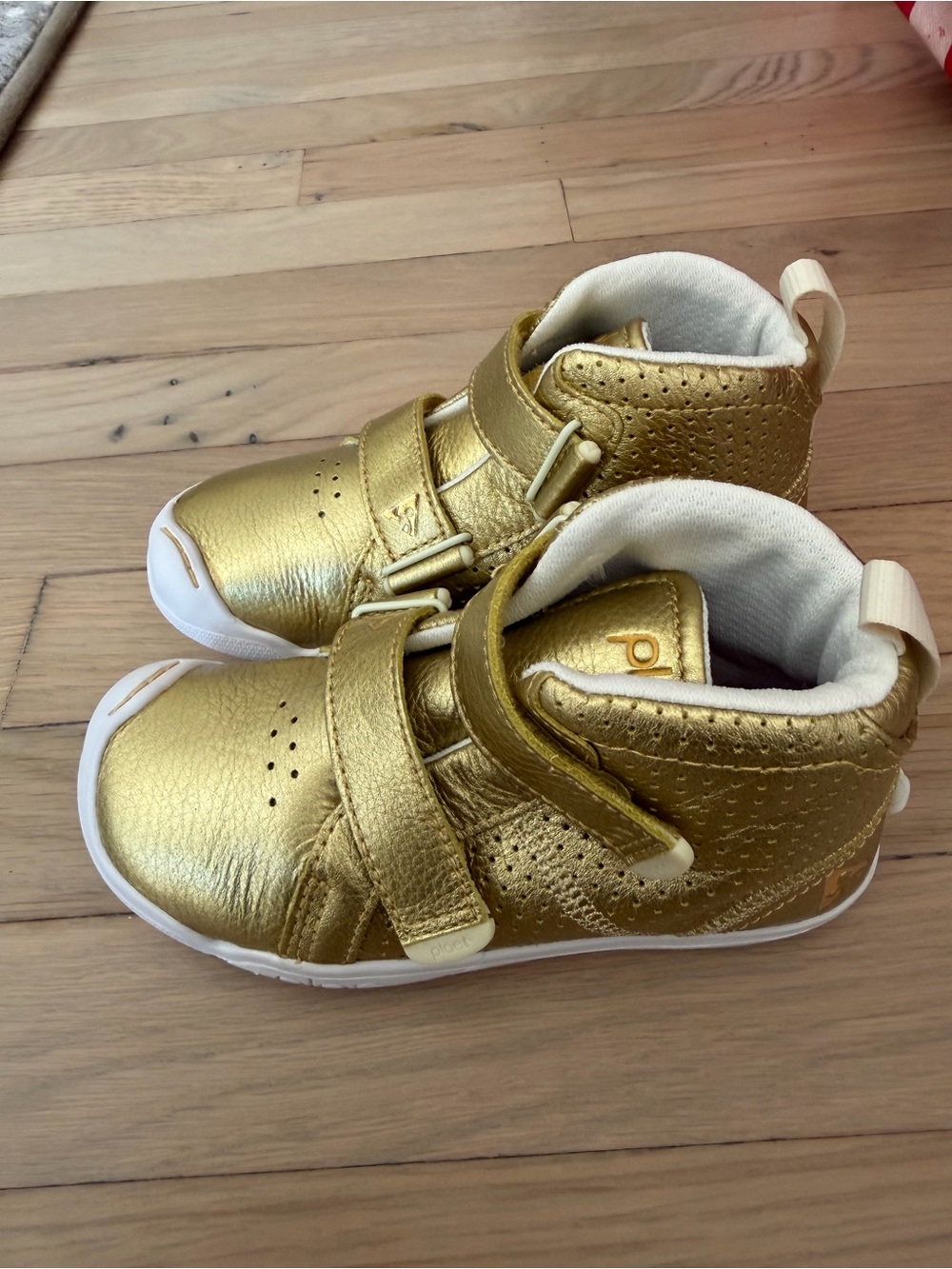 NIB PLAE MAX gold high top Kids Sneakers new size 11 - Picture 5 of 5